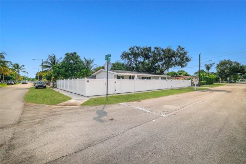 Villa ou maison à vendre à North Miami Beach, Floride: 3 chambres, 118.91 m2 № 2421247 - photo 19
