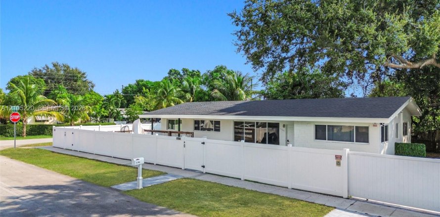 Villa ou maison à North Miami Beach, Floride 3 chambres, 118.91 m2 № 2421247