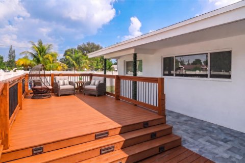 Villa ou maison à vendre à North Miami Beach, Floride: 3 chambres, 118.91 m2 № 2421247 - photo 4