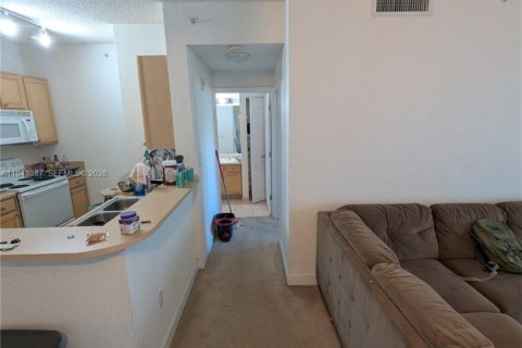 Condo in South Miami, Florida, 1 bedroom № 2152784 - photo 6