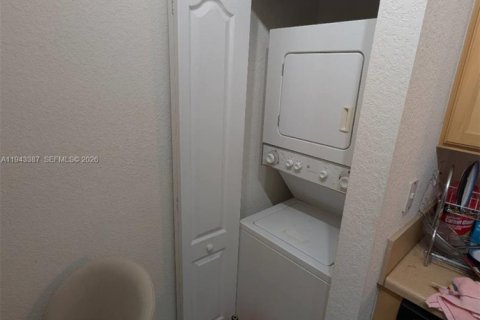 Condo in South Miami, Florida, 1 bedroom № 2152784 - photo 9