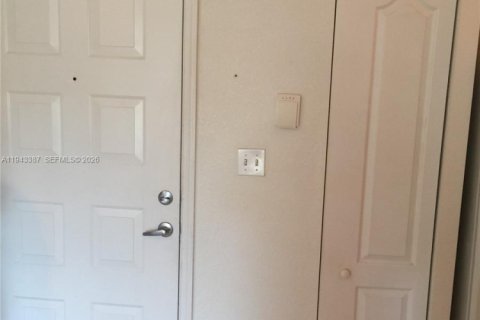 Condo in South Miami, Florida, 1 bedroom № 2152784 - photo 10