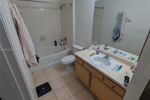Condo in South Miami, Florida, 1 bedroom № 2152784 - photo 13