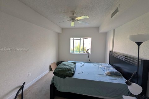 Condo in South Miami, Florida, 1 bedroom № 2152784 - photo 11