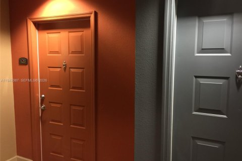 Condo in South Miami, Florida, 1 bedroom № 2152784 - photo 2