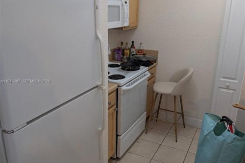 Condo in South Miami, Florida, 1 bedroom № 2152784 - photo 8