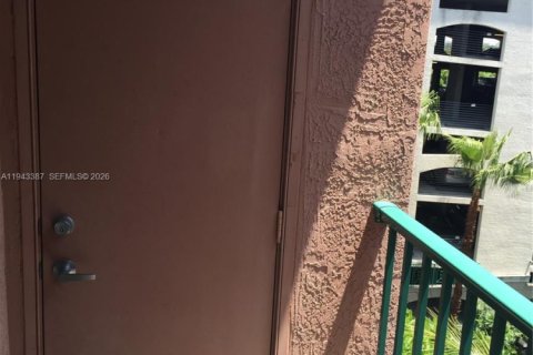 Condo in South Miami, Florida, 1 bedroom № 2152784 - photo 16