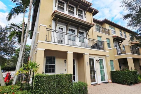 Купить таунхаус в Пемброк-Пайнс, Флорида 3 спальни, 165.55м2, № 1969510 - фото 1