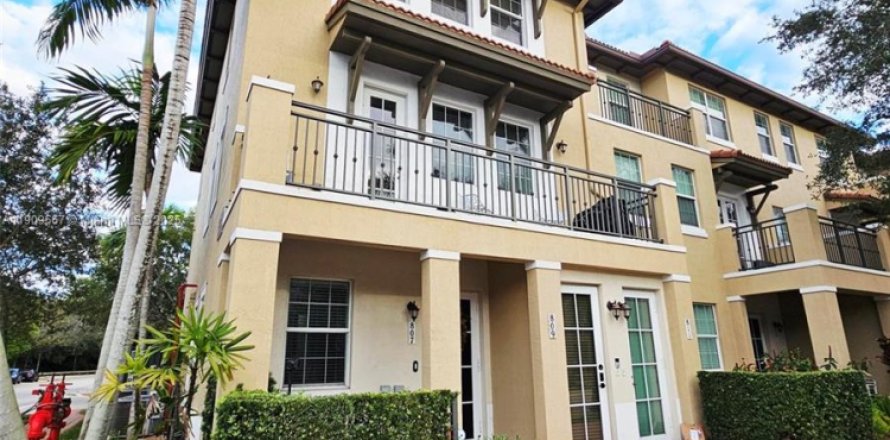 Таунхаус в Пемброк-Пайнс, Флорида 3 спальни, 165.55м2 № 1969510