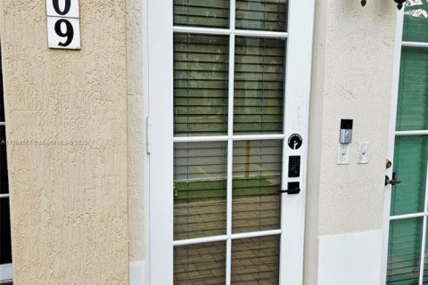 Купить таунхаус в Пемброк-Пайнс, Флорида 3 спальни, 165.55м2, № 1969510 - фото 3