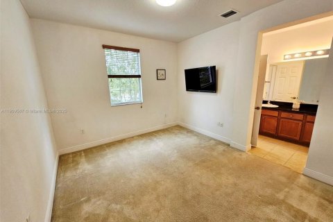 Купить таунхаус в Пемброк-Пайнс, Флорида 3 спальни, 165.55м2, № 1969510 - фото 12