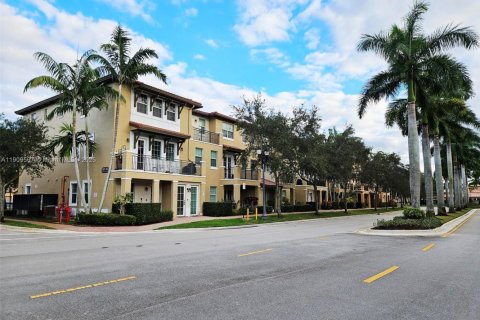 Купить таунхаус в Пемброк-Пайнс, Флорида 3 спальни, 165.55м2, № 1969510 - фото 2