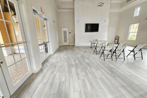 Купить таунхаус в Пемброк-Пайнс, Флорида 3 спальни, 165.55м2, № 1969510 - фото 19