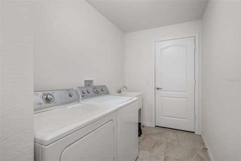 House in Weeki Wachee, Florida 3 bedrooms, 160.16 sq.m. № 1648101 - photo 15