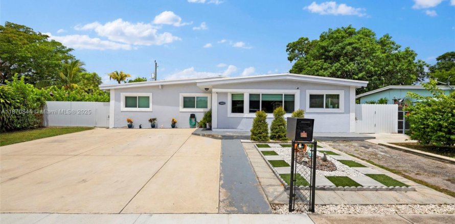 House in Miami Gardens, Florida 4 bedrooms, 157.28 sq.m. № 1895711