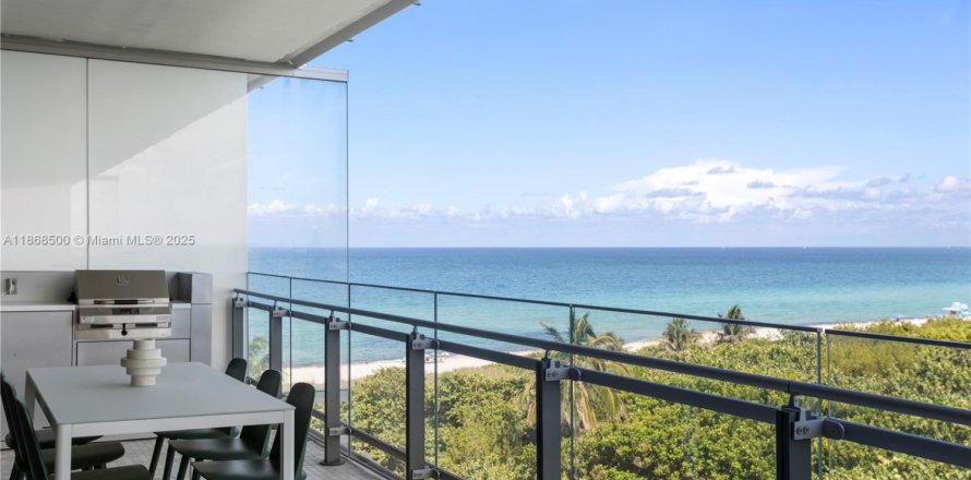 Condominio en Miami Beach, Florida, 2 dormitorios  № 1923969