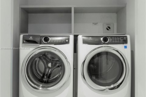 Condominio en venta en Miami Beach, Florida, 2 dormitorios, 135.36 m2 № 1923969 - foto 26