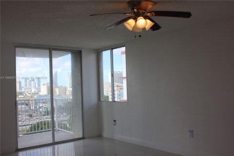 Copropriété à louer à Miami, Floride: 2 chambres, 84.91 m2 № 1944059 - photo 4
