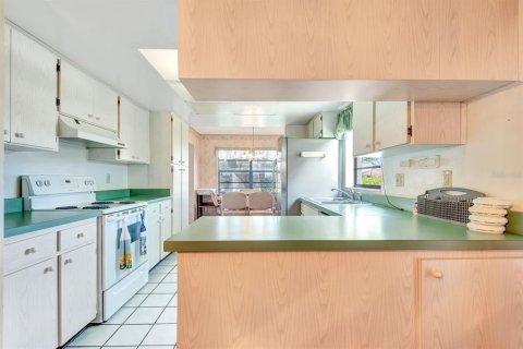 Condo in Sun City Center, Florida, 2 bedrooms  № 1826838 - photo 17