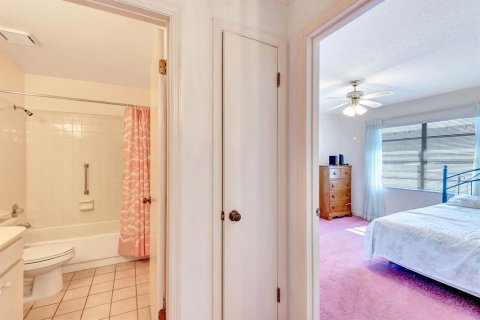 Condo in Sun City Center, Florida, 2 bedrooms  № 1826838 - photo 8