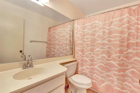 Condo in Sun City Center, Florida, 2 bedrooms  № 1826838 - photo 9