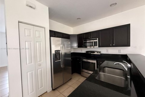 Снять в аренду таунхаус в Хомстед, Флорида 3 спальни, 140.65м2, № 1927663 - фото 6