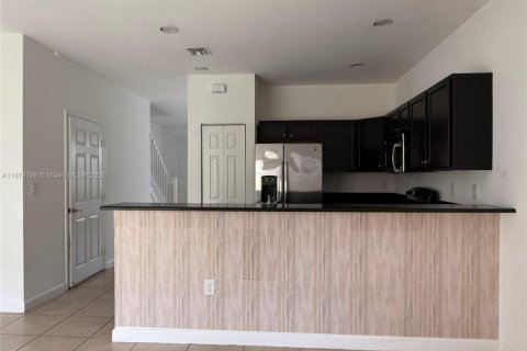 Снять в аренду таунхаус в Хомстед, Флорида 3 спальни, 140.65м2, № 1927663 - фото 3