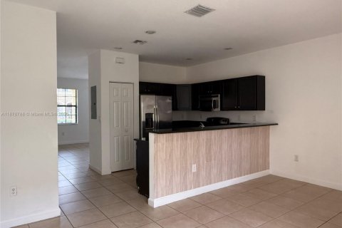 Снять в аренду таунхаус в Хомстед, Флорида 3 спальни, 140.65м2, № 1927663 - фото 4