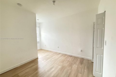 Снять в аренду таунхаус в Хомстед, Флорида 3 спальни, 140.65м2, № 1927663 - фото 16