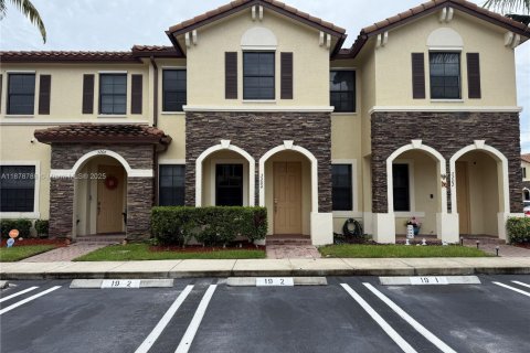 Снять в аренду таунхаус в Хомстед, Флорида 3 спальни, 140.65м2, № 1927663 - фото 1
