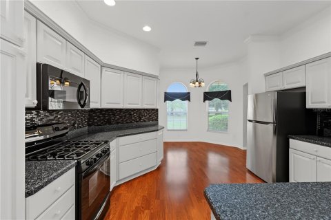 House in The Villages, Florida 3 bedrooms, 224.17 sq.m. № 2310235 - photo 4
