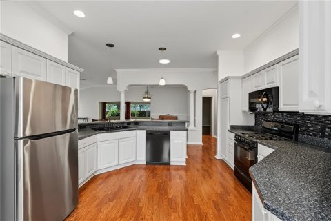 House in The Villages, Florida 3 bedrooms, 224.17 sq.m. № 2310235 - photo 3