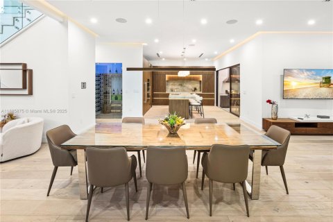 House in Miami, Florida 5 bedrooms, 333.61 sq.m. № 1932741 - photo 11