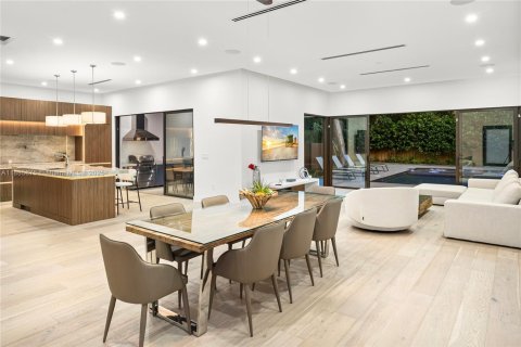 House in Miami, Florida 5 bedrooms, 333.61 sq.m. № 1932741 - photo 12