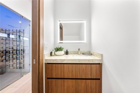 House in Miami, Florida 5 bedrooms, 333.61 sq.m. № 1932741 - photo 23