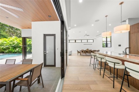 House in Miami, Florida 5 bedrooms, 333.61 sq.m. № 1932741 - photo 19