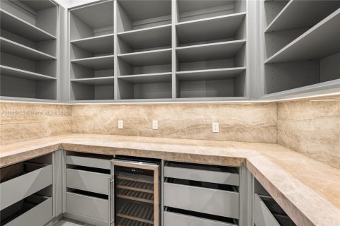 House in Miami, Florida 5 bedrooms, 333.61 sq.m. № 1932741 - photo 20