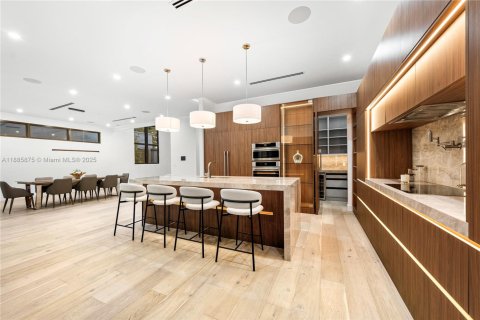 House in Miami, Florida 5 bedrooms, 333.61 sq.m. № 1932741 - photo 13