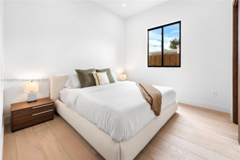 House in Miami, Florida 5 bedrooms, 333.61 sq.m. № 1932741 - photo 24