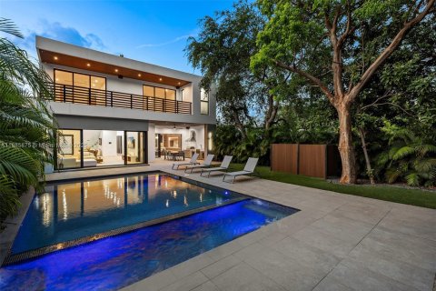House in Miami, Florida 5 bedrooms, 333.61 sq.m. № 1932741 - photo 2