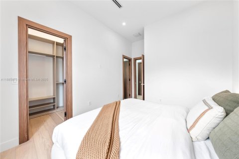 House in Miami, Florida 5 bedrooms, 333.61 sq.m. № 1932741 - photo 25