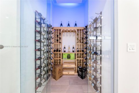 House in Miami, Florida 5 bedrooms, 333.61 sq.m. № 1932741 - photo 21