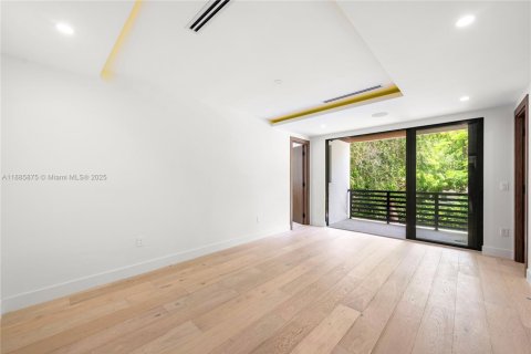 House in Miami, Florida 5 bedrooms, 333.61 sq.m. № 1932741 - photo 30