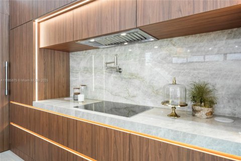 House in Miami, Florida 5 bedrooms, 333.61 sq.m. № 1932741 - photo 17