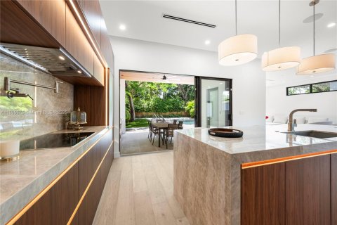 House in Miami, Florida 5 bedrooms, 333.61 sq.m. № 1932741 - photo 18