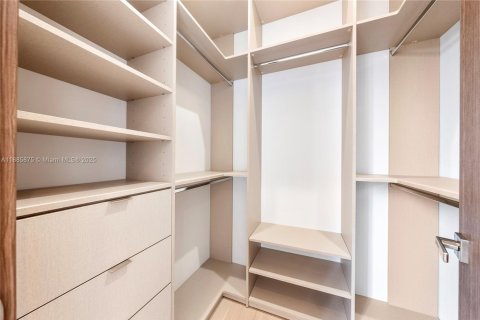 House in Miami, Florida 5 bedrooms, 333.61 sq.m. № 1932741 - photo 28