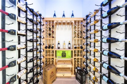 House in Miami, Florida 5 bedrooms, 333.61 sq.m. № 1932741 - photo 22