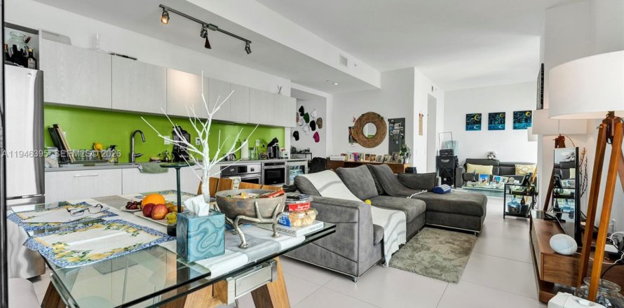 Estudio en el Condominio en Miami, Florida  № 2002470