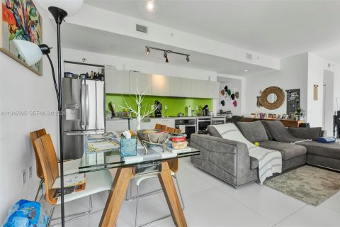 Condominio en venta en Miami, Florida, 1 dormitorio, 77.39 m2 № 2002470 - foto 2