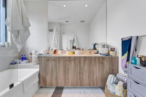 Condominio en venta en Miami, Florida, 1 dormitorio, 77.39 m2 № 2002470 - foto 20